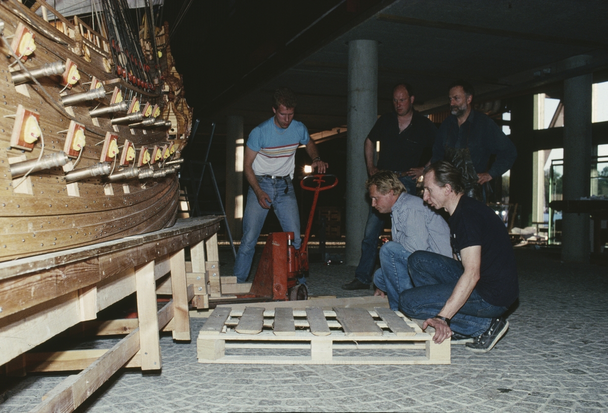 Vasamodellens leverans till Vasamuseet. Sittande fr v Lars Thorhagen, Göran Forss. Stående fr v: Stefan Bruhn, Carl-Gunnar Olsson och Ingvar Jörpeland.