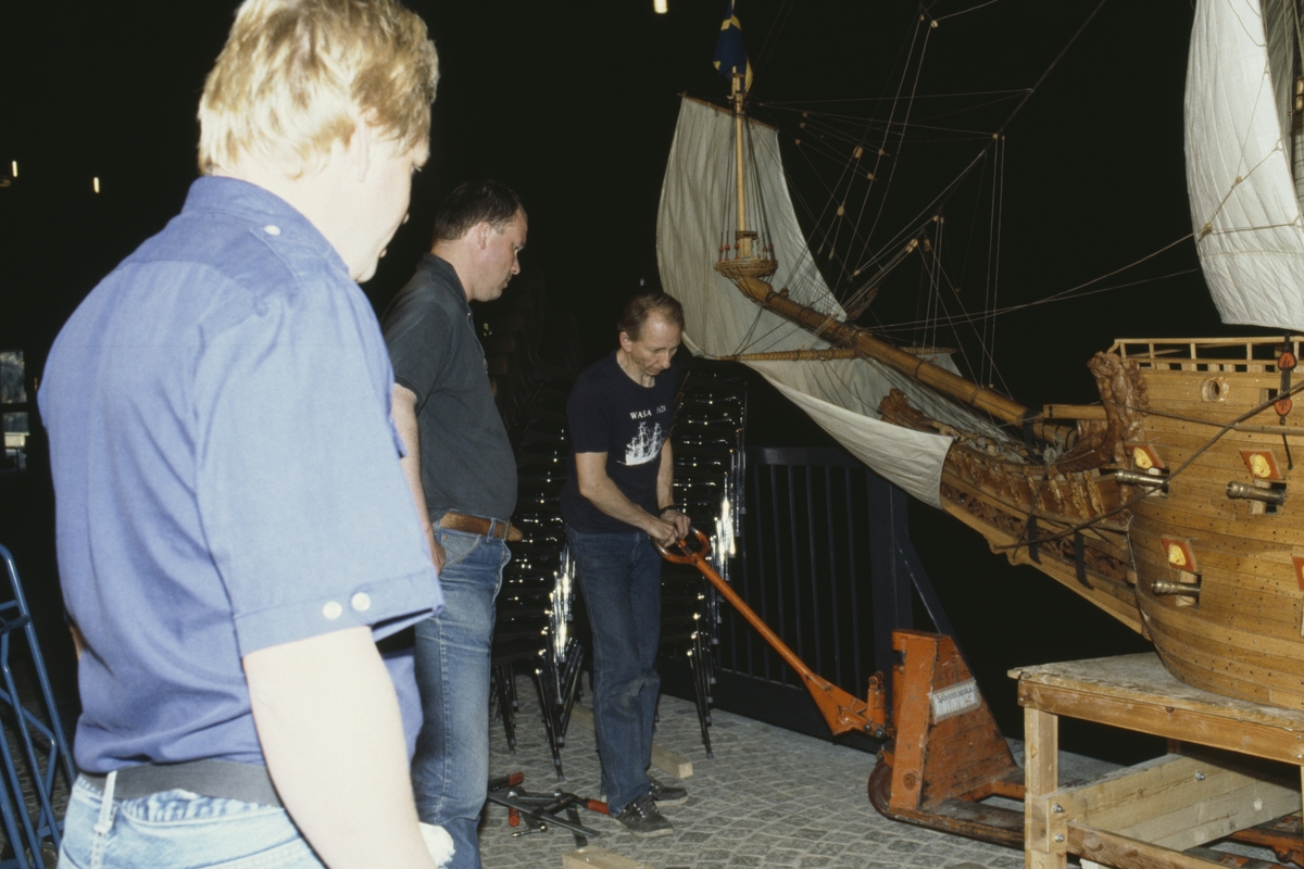 Modellen av Vasa i skala 1:10 justeras på plats i Vasamuseet. Fr.v. närmast Lars Thorhagen, Carl-Gunnar Olsson och Göran Forss.