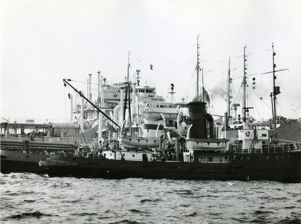 Ryska tankfartyg och högsjöbogserare liggande i Malmö oljehamn.  Fr.v. m/s Ochakov-Friedrich Engels, bogserfartyget Goliat samt okänt fartyg.