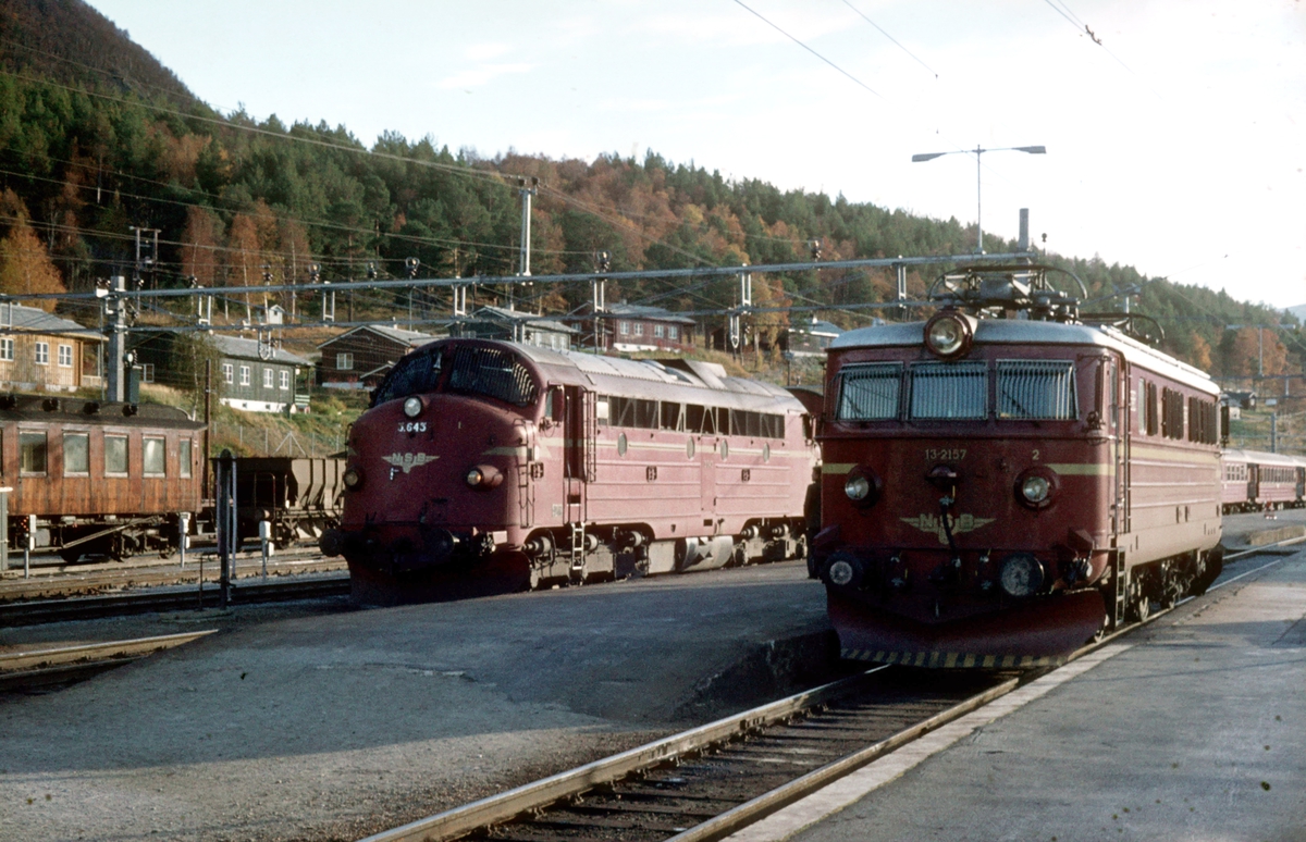 Dieselelktrisk lokomotiv Di 3 643 og elektrisk lokomotiv El 13 2157 på Dombås. Lokbytte i dagtoget til Åndalsnes, Ht 351.