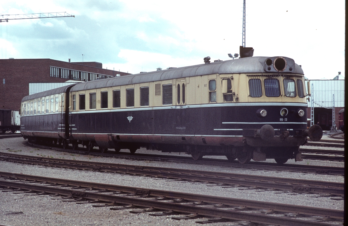 Dieselekspresstog type 88 (lyntog) på Grorud verksted etter utrangering. BFmdo 88b 13.