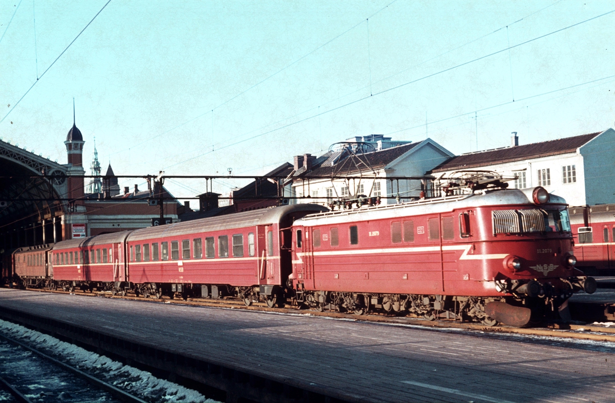 Persontog til Gjøvik, Pt 207, med lokomotiv El 11 2079.