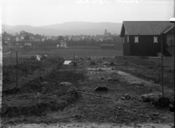 Låve, tomt fotografert. Mæla. Østre Rising til venstre bak i