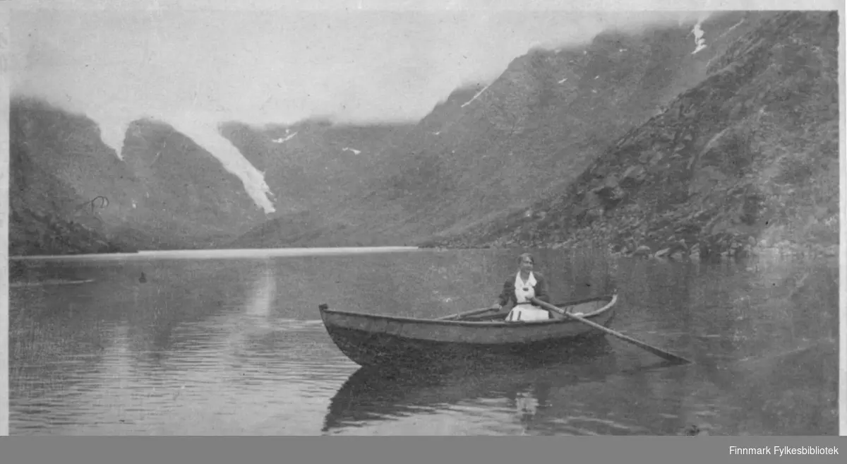 Kvinne ror på Bergsfjordvannet