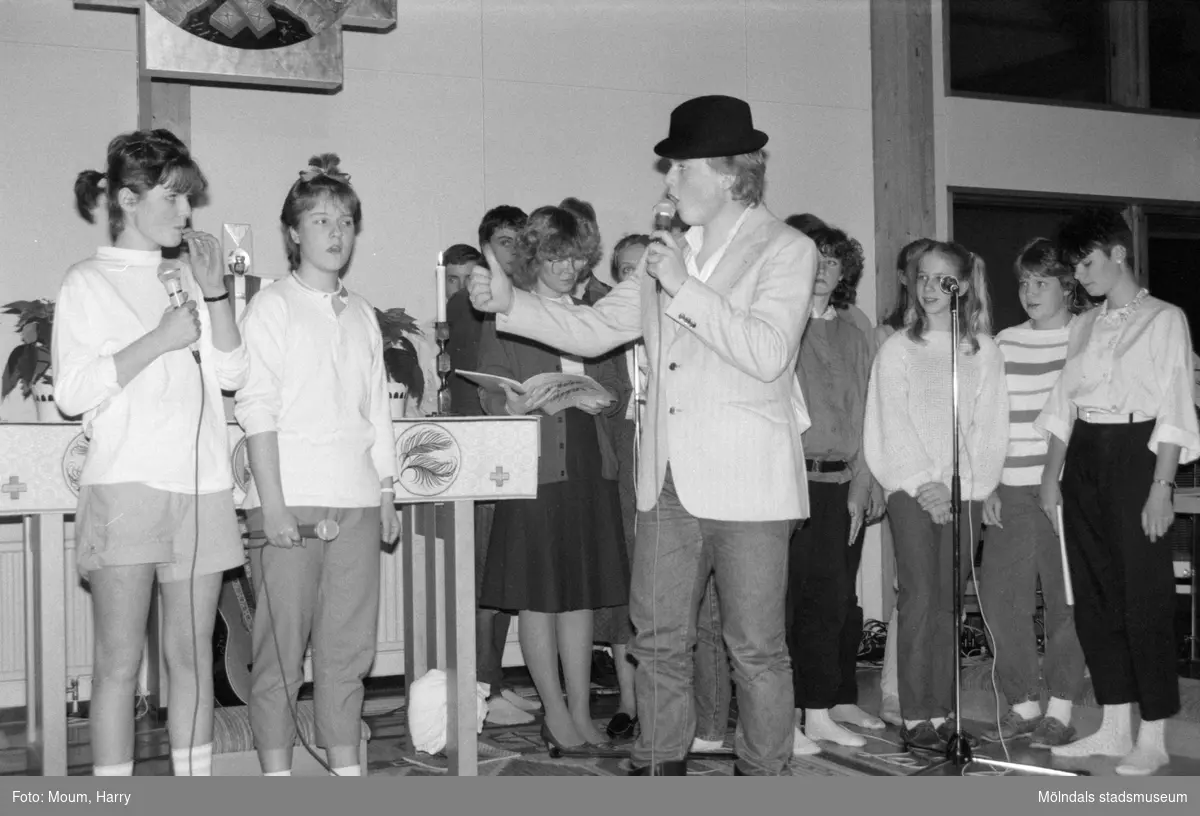 Fässbergs Ungdomskör framför musikalen "Pappa" i Apelgårdens kyrka i Kållered, år 1985. "Är ni Guds barn och varför tycks killen med hatten fråga."

För mer information om bilden se under tilläggsinformation.