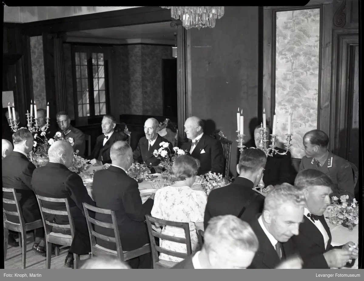 Kongelig besøk, kong Haakon spiser middag med gjester i Fylkesmannsgården.