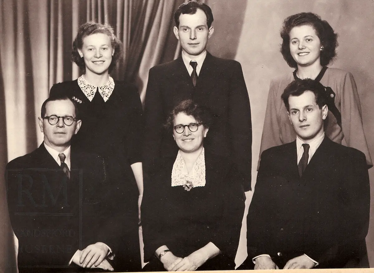 Familien Sterud på Marka Pensjonat i 1950.