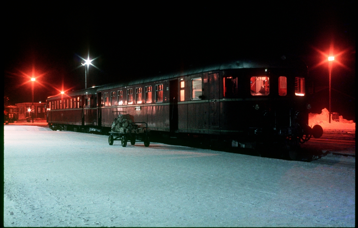 Motorvogna til Trondheim står klar i spor 1 på Røros stasjon.