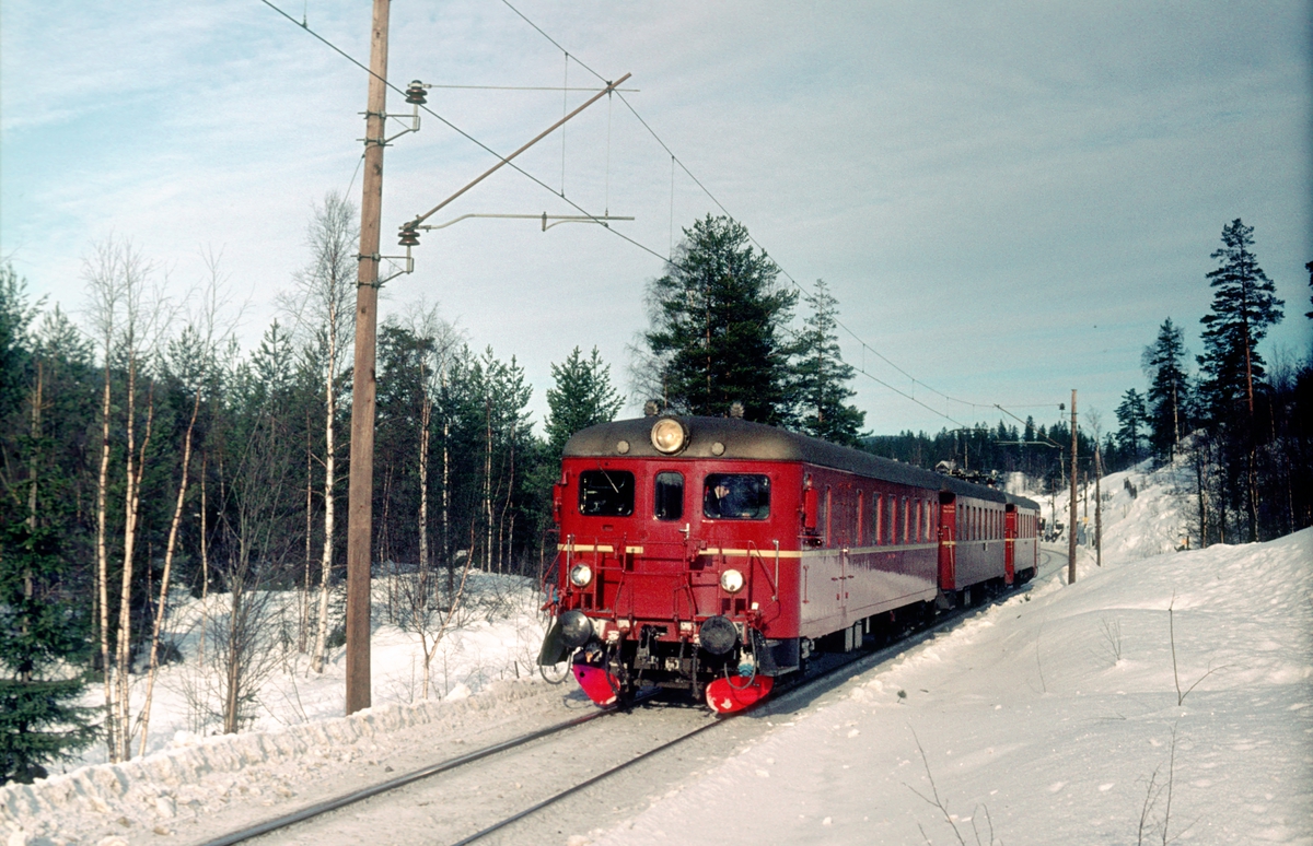 Persontog 694, Ål - Oslo Ø, med motorvognsett type 68B.