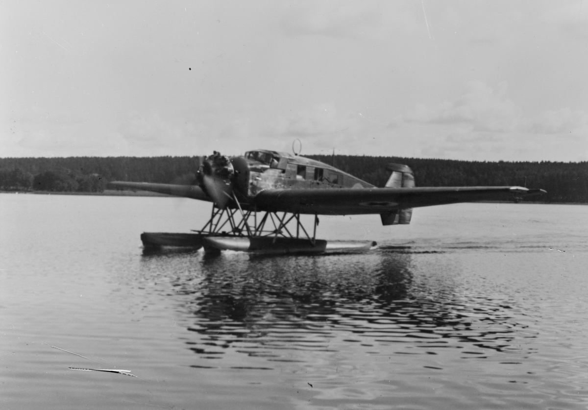 Flygplan TP 2A flygambulans vid landning på vatten vid F 2 Hägernäs.