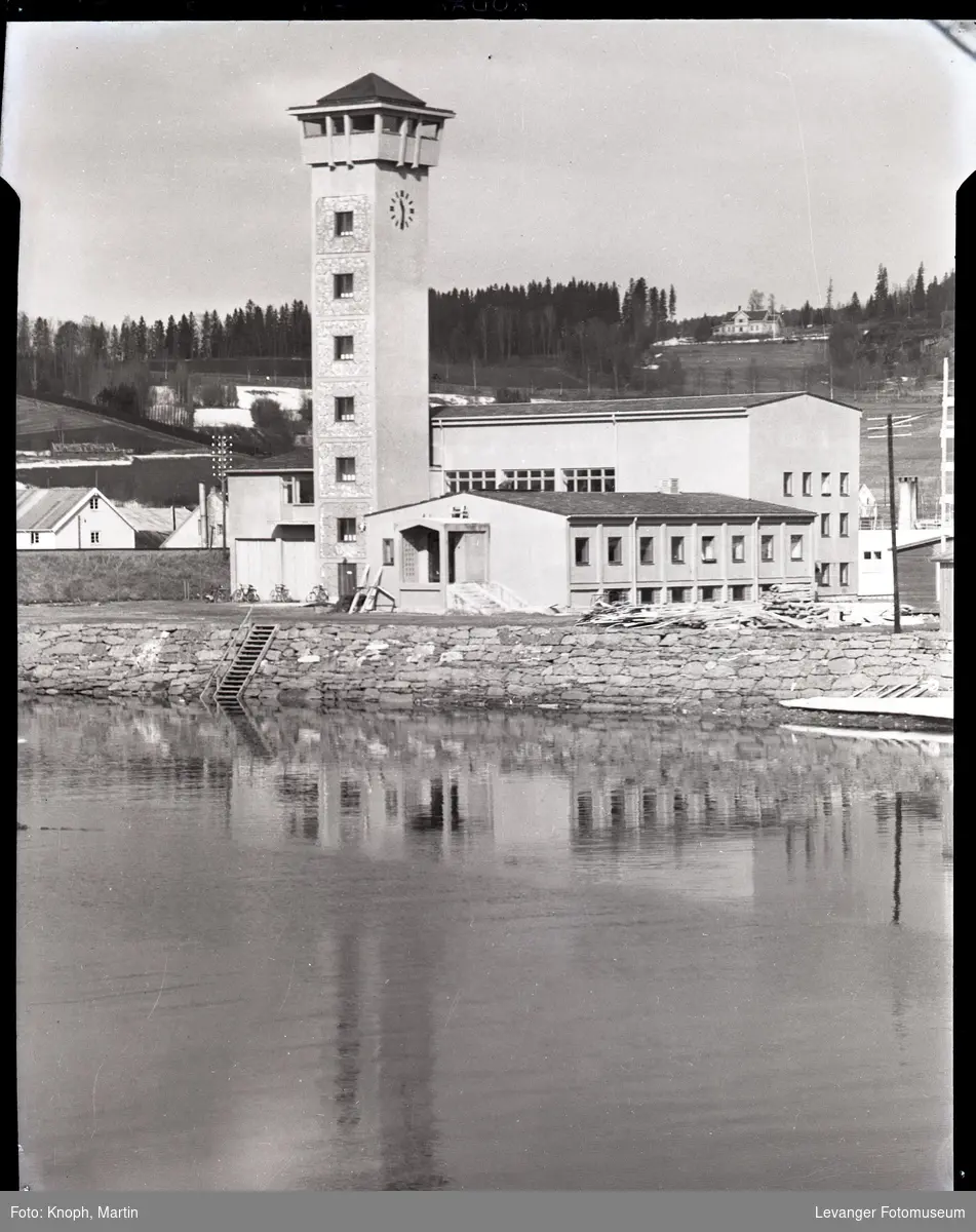 Brannstasjonen med tårn langs Steinkjerelva