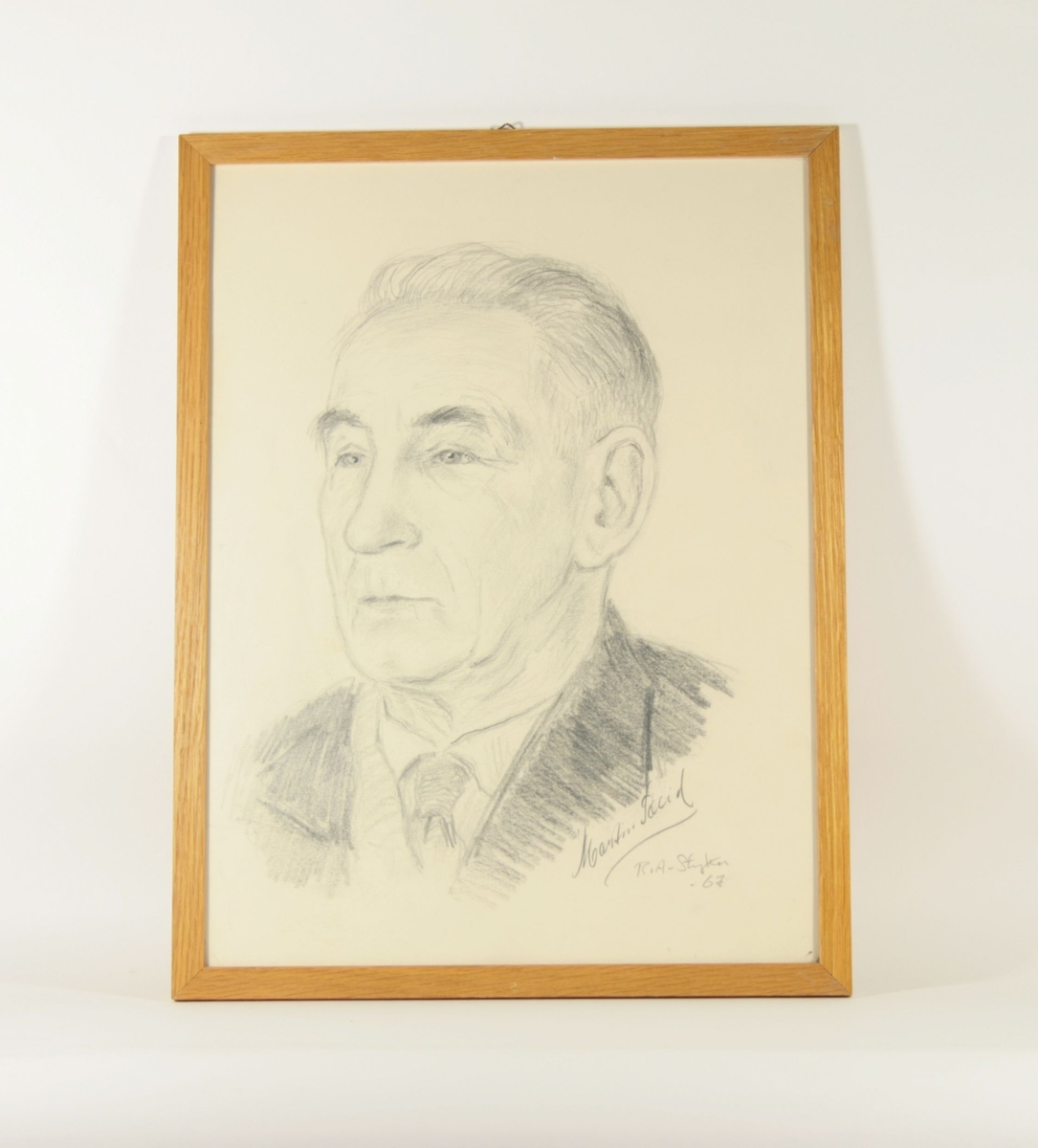 Portrett-tegning av mann i delvis profil med hodet vendt lett mot venstre, bakoverkjemmet hår. Kledt i skjorte med mørkt slips og mørk jakke med slag.