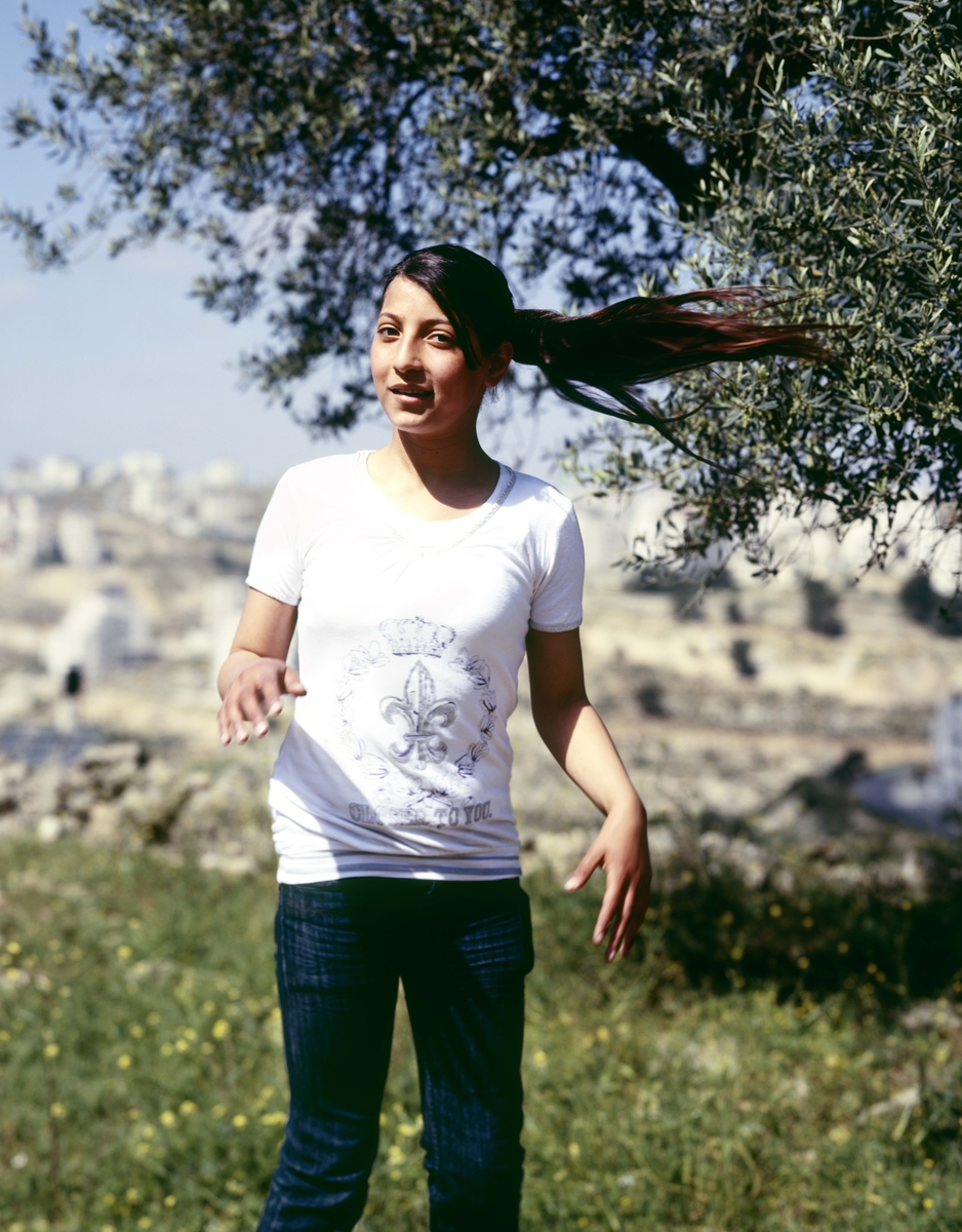 Honerud går i denne serien i dialog med kunsthistorien og portrettsjangeren i et personlig grep som bryter med det nøytralt registrerende blikk som har dominert sjangeren i fotokunsten de siste 10 årene. Bildene viser palestinske barn i utkanten av Ramallah, men vel så mye som å være forankret i en spesifikk historisk og geopolitiske kontekst, formidler disse fotografier noe mer overordnet og universelt om det å være menneske og takle sin livssituasjon tross vanskeligheter. Barn forblir barn uansett. Bildene bidrar til å nyansere krigens uttrykk på en måte som er oppløftende og peker positivt fremover. Slik sett tilbyr de oss et nytt blikk på en konflikt vi vanligvis ser dokumentert i all sin håpløshet.