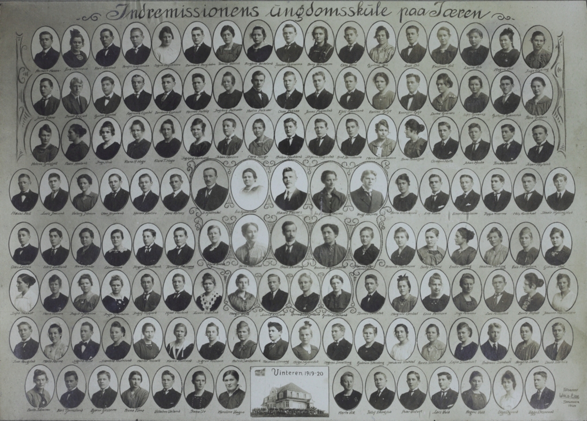 Montasje av portretter av elever og lærere samt skolehuset til Indremissionens ungdomsskule på Jæren (Solborg, Stavanger), vinter 1919-20.