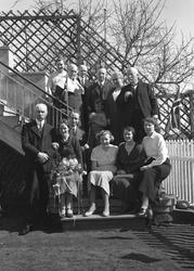 Gruppebilde - 13 personer i trappen hos Lyng Olsen i Kragerø