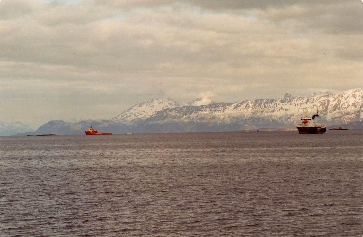 Bertheus J. Nilsens gamle bunkerstank, fotografert mens "Nordfonn" sleper den til havs for å bli senket i 1988.
