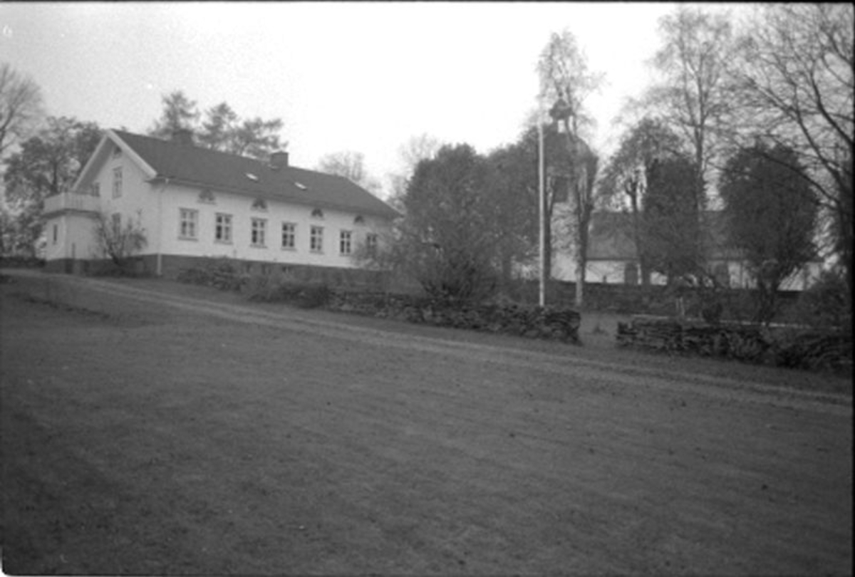 Miljö vid Öxabäck kyrka.