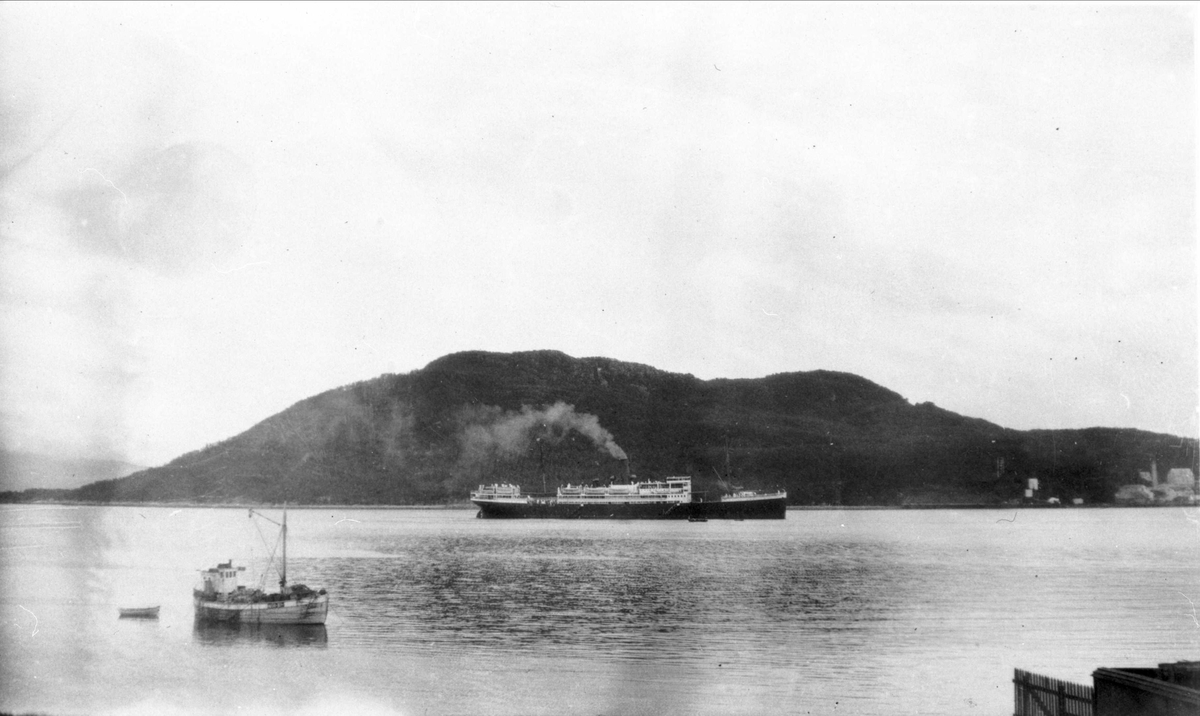 Turistskipet s/s "Lützow", tilhørende Norddeutscher Lloyd, fotografert på Harstad havn i 1927.