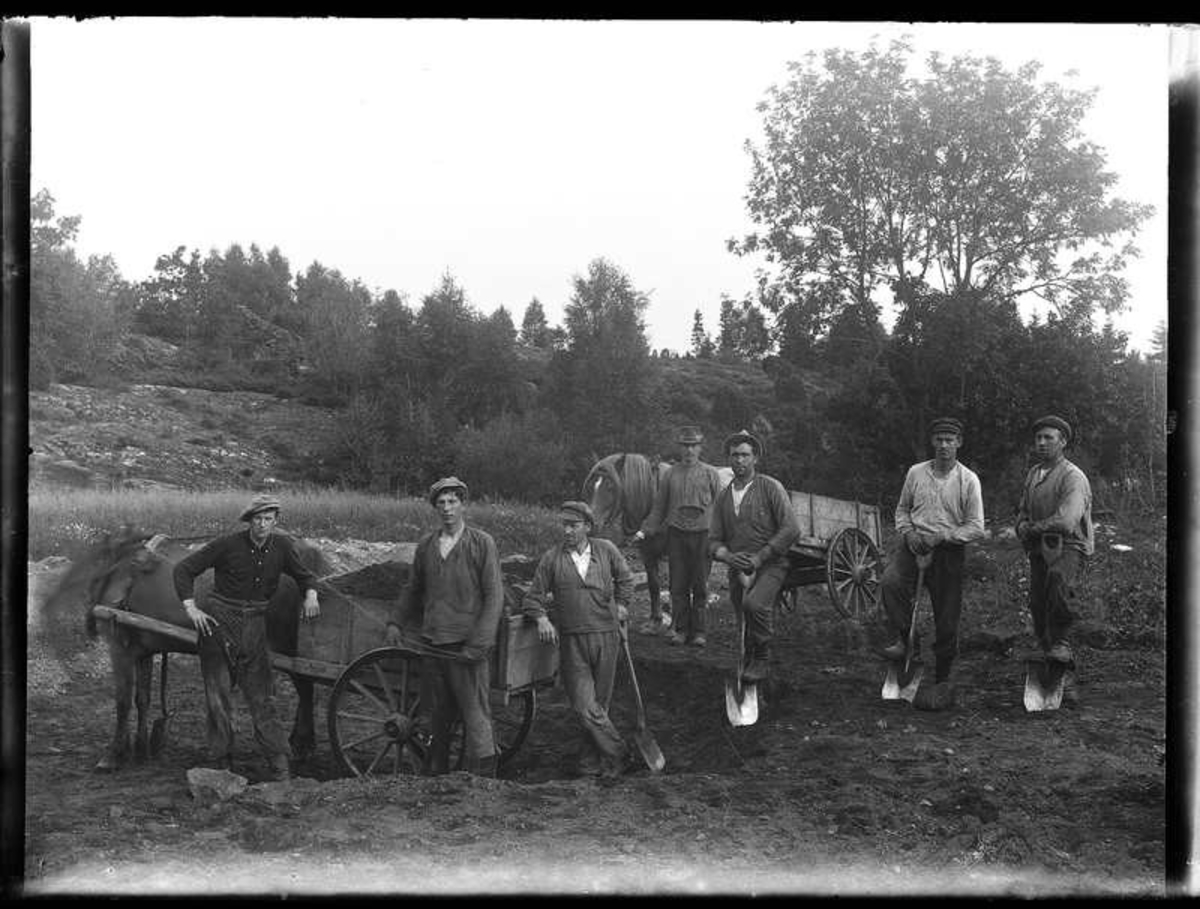 Bilder visar troligen en del utav arbetet med vägbygget. Här lastas