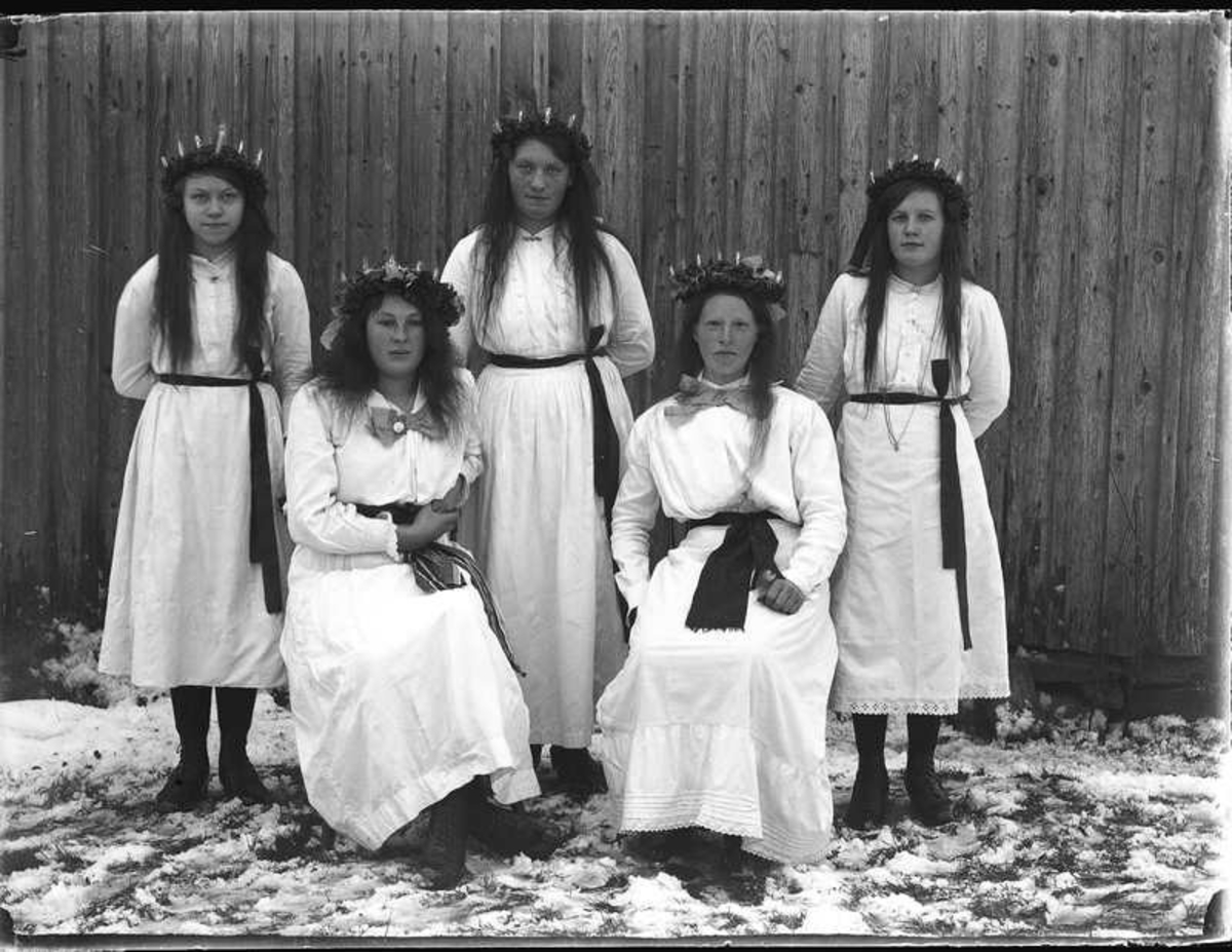 Signe Johansson, Hjärtum 1896, Anna Johansson, Hjärtum 1891-01-05, okänd, okänd, Hilda Johansson, Hjärtum 1900-04-27, som lucior med utslaget hår i Brevik.