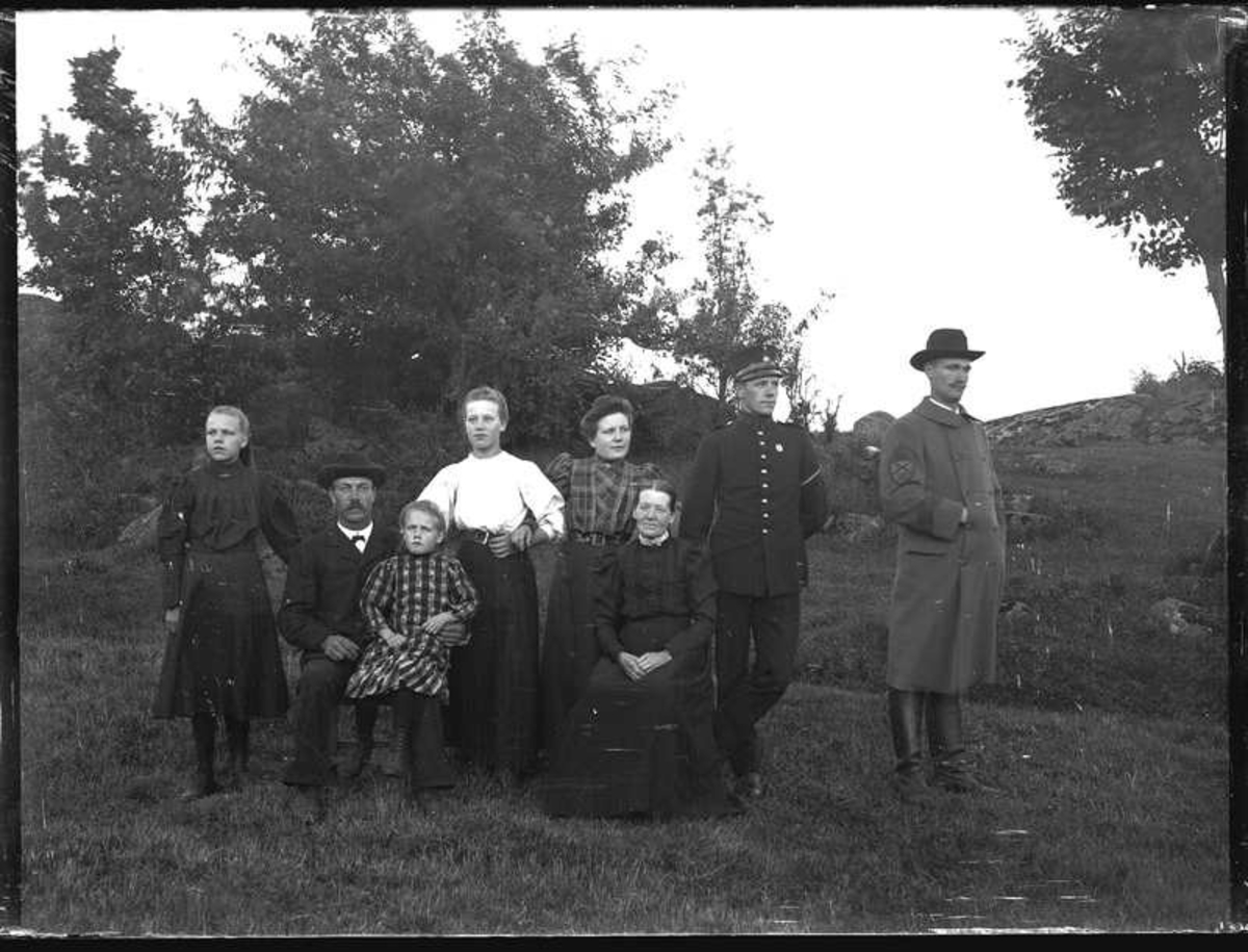 Familjen Johan Pettersson i Brevik: Signe, Hjärtum 1896, Johan Pettersson, Hjärtum 1868-08-01, med dottern Hilda, Hjärtum 1900-04-27, i knät, Gerda, Hjärtum 1893-10-15, Anna, Hjärtum 1891-01-05, Charlotta Pettersson (född Larsdotter), Väne Ryr 1858-04-15, Karl, Hjärtum 1888-05-14, i soldatuniform samt Johan Jonsson, Hjärtum 1880-11-01, också han i soldatuniform.