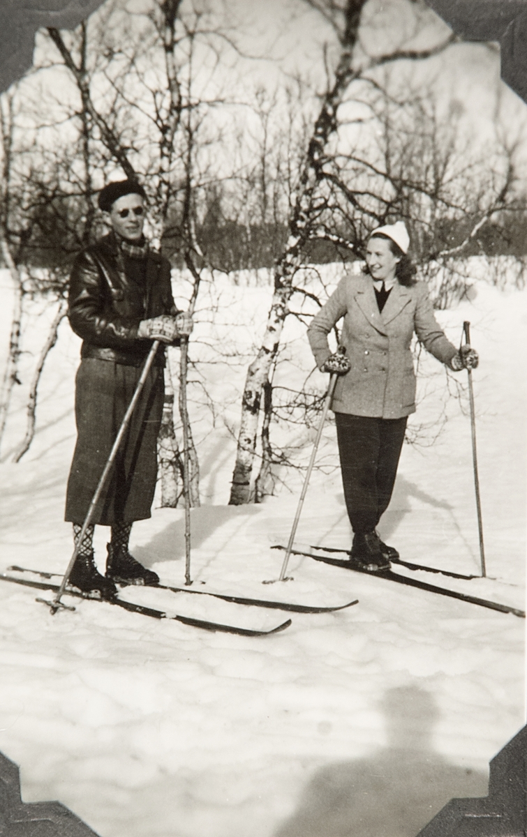 Erik og Hansine Aas (født Igeland) på ski.
