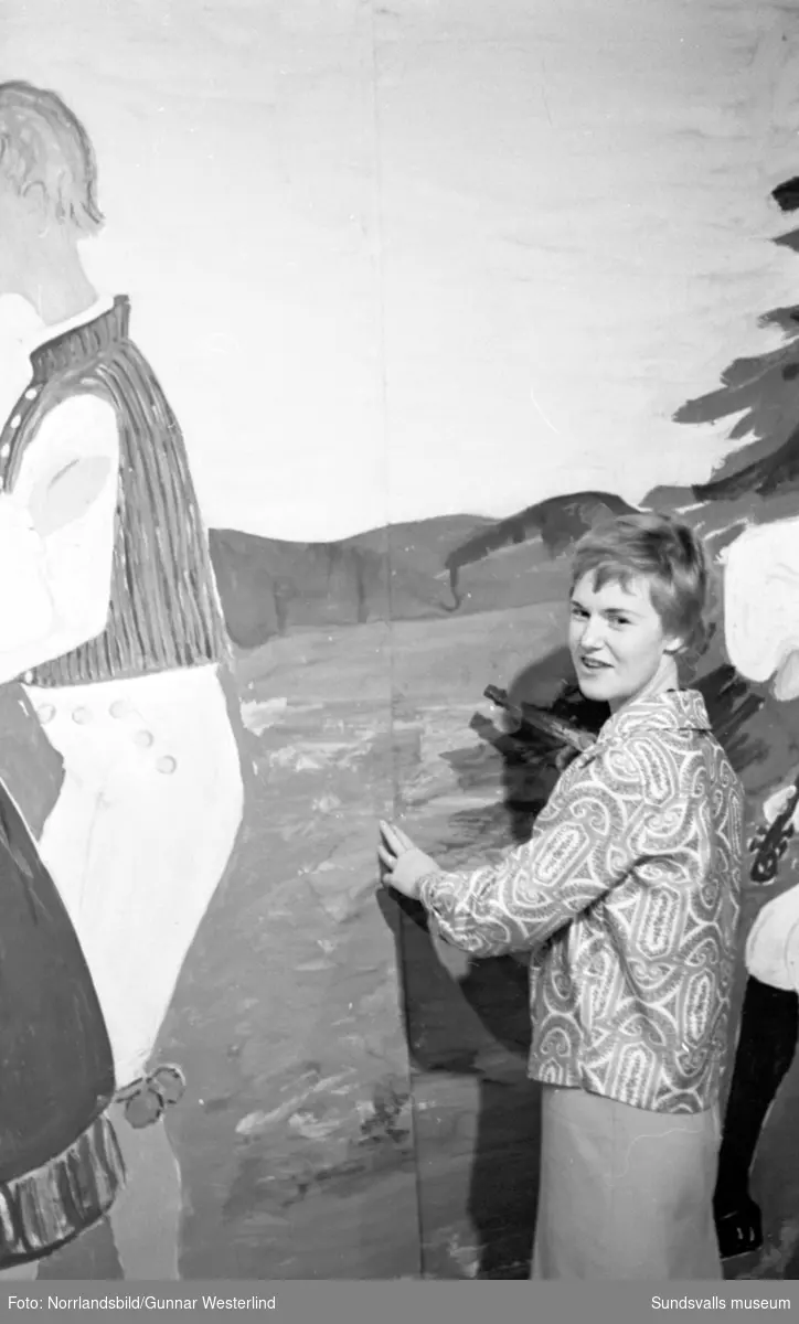 Skönsbergs folkdanslag firar 40-årsjubileum. Bilder från Skönsbergs Folkets hus där en stor målning färdigställs på scenen.