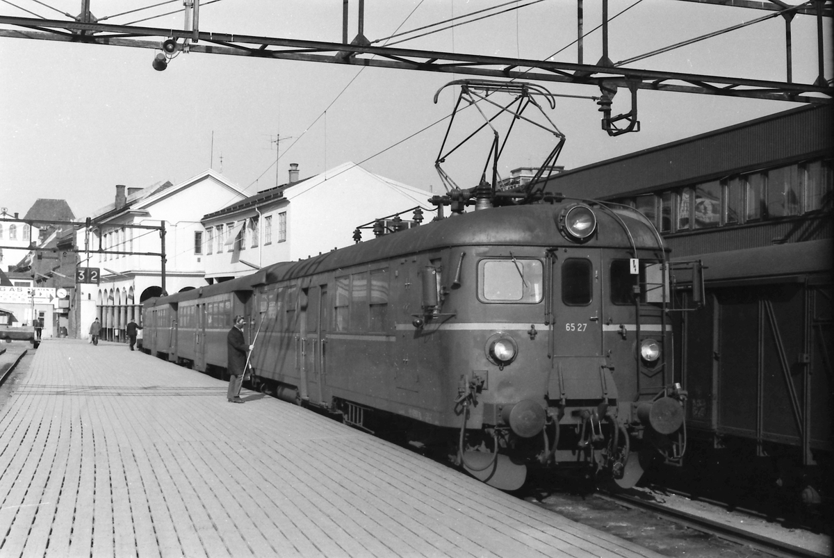 Persontog til Årnes på Oslo Ø med motorvogn BM 65B 27
