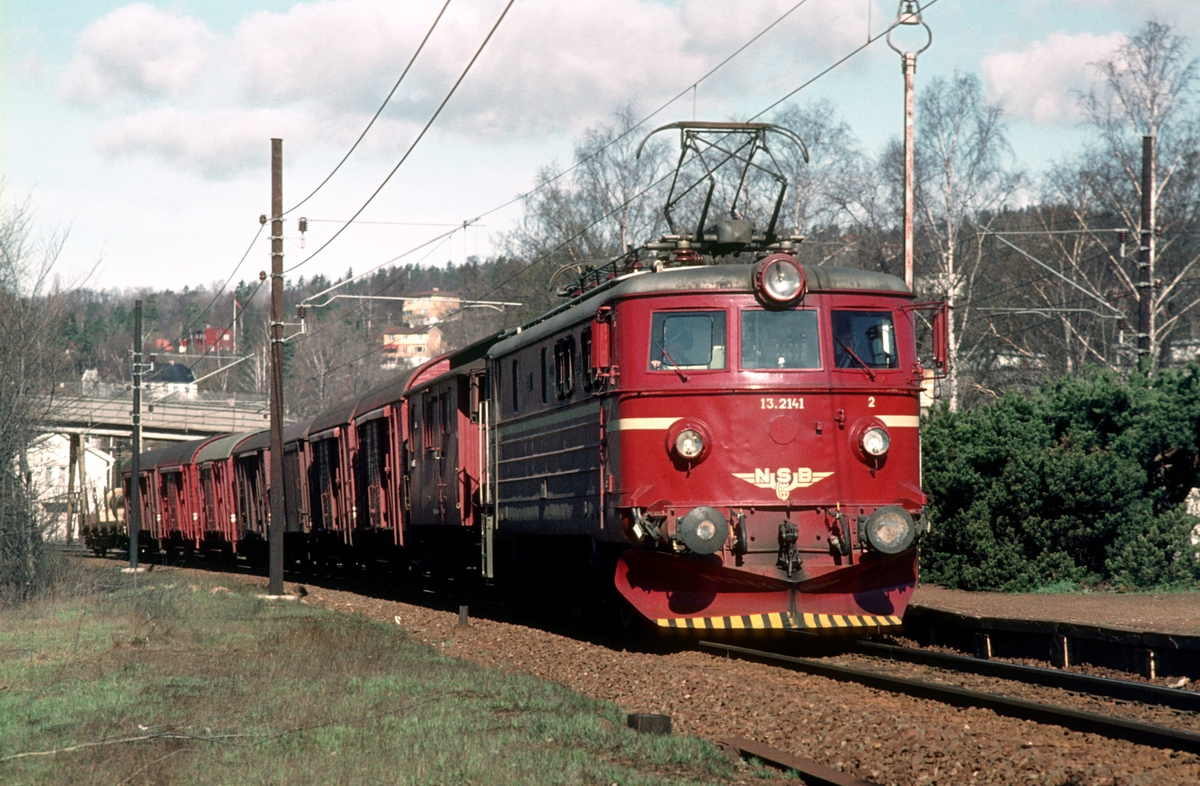 Underveisgodstog på Drammenbanen ved Skøyen med lokomotiv El 13 2141, på vei mot Filipstad. Konduktørvogn litra FV.