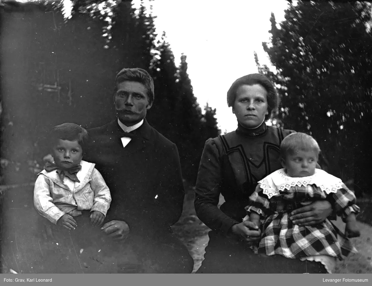 Portrett av Toralf og Helga Sandstad med barn.