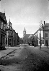 Gatebilde, kirke i bakgrunen.