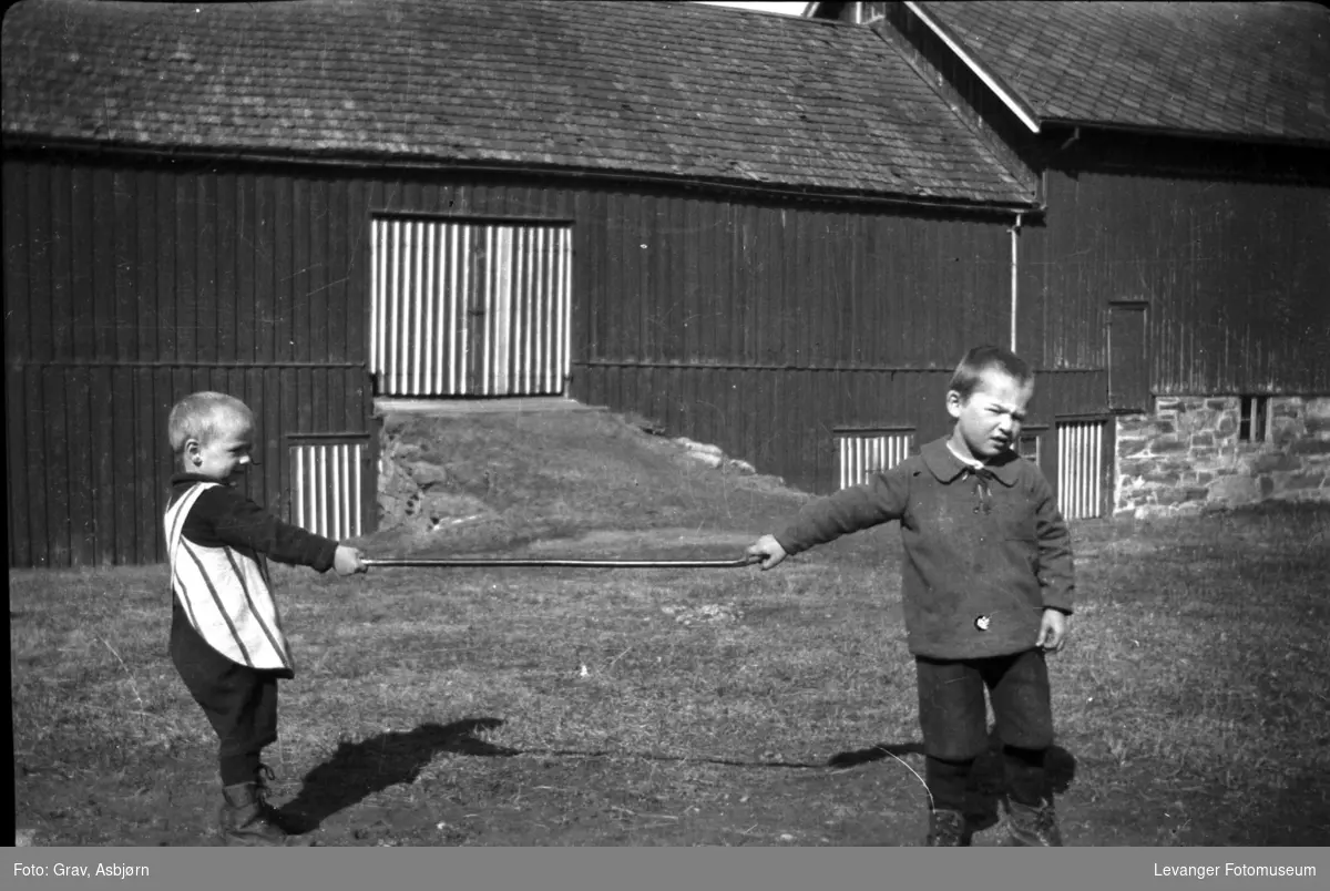 To gutter leker med stokk, på Mære Landbruksskole.