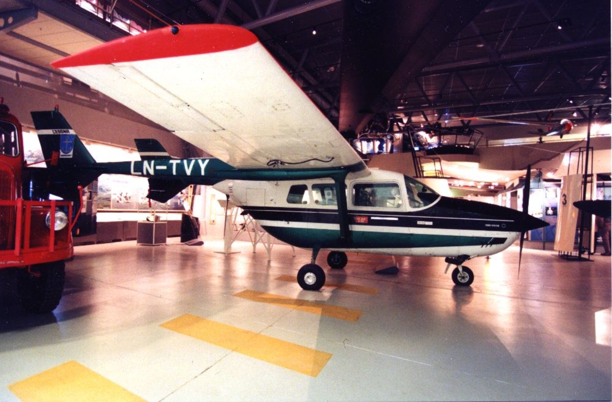 Ett fly: LN-TVY, Cessna 337D Super Skymaster. Amerikansk lett transportfly. Tatt innendørs.
