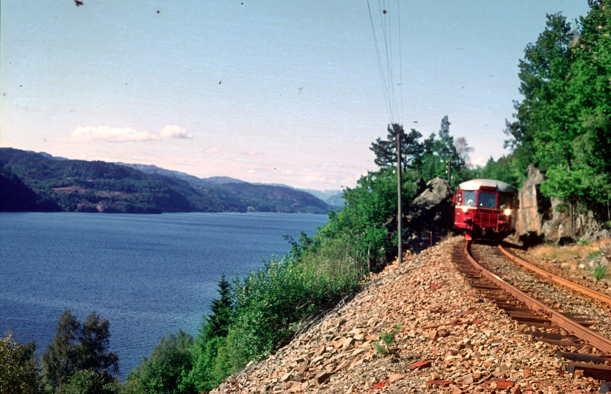Tog Sira - Flekkefjord ved Flikkeid. NSB motorvogn BM 87 07.
