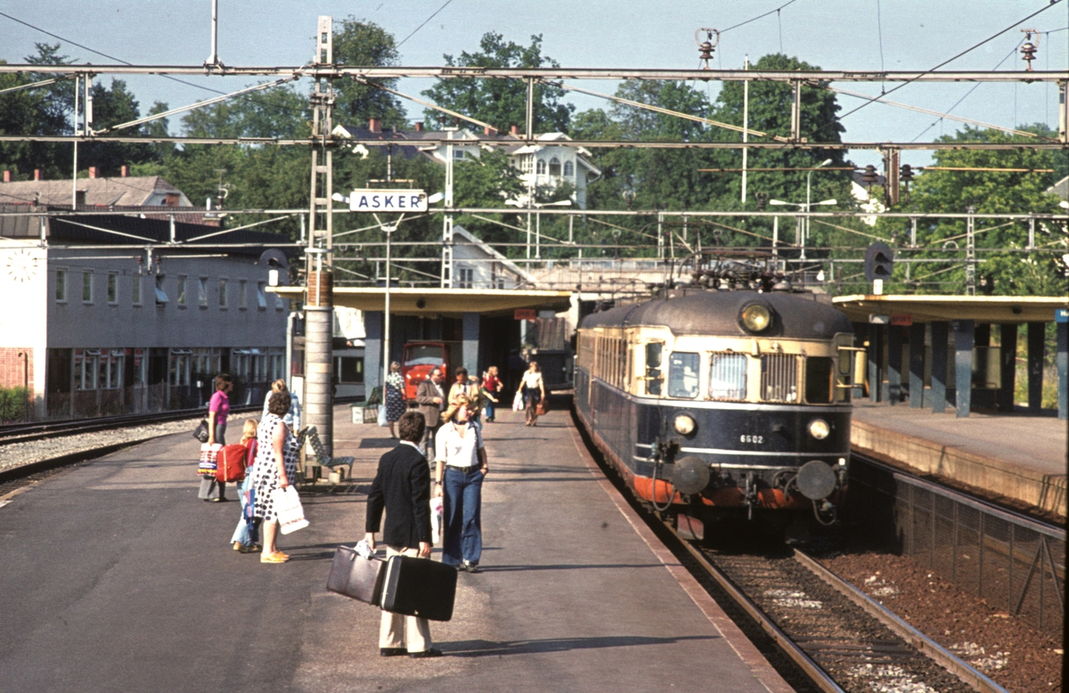 Hurtigtog 811 Oslo V - Larvik med ekspresstogsett type 66 stopper i Asker. Motorvogn BM 66 02. Toget besto av to togsett til Drammen, vanligvis var bakerste sett av type 68. Dette settet gikk videre til Vestfossen.