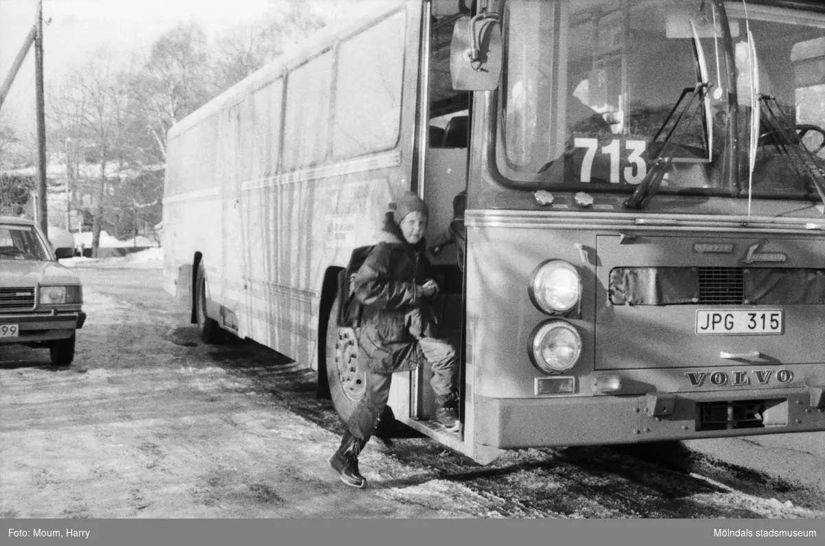 Tomas Winsnes stiger på skolbussen i Stretered, Kållered, år 1985. "9-årige Tomas fick stopp på den kanande bussen."

För mer information om bilden se under tilläggsinformation.
