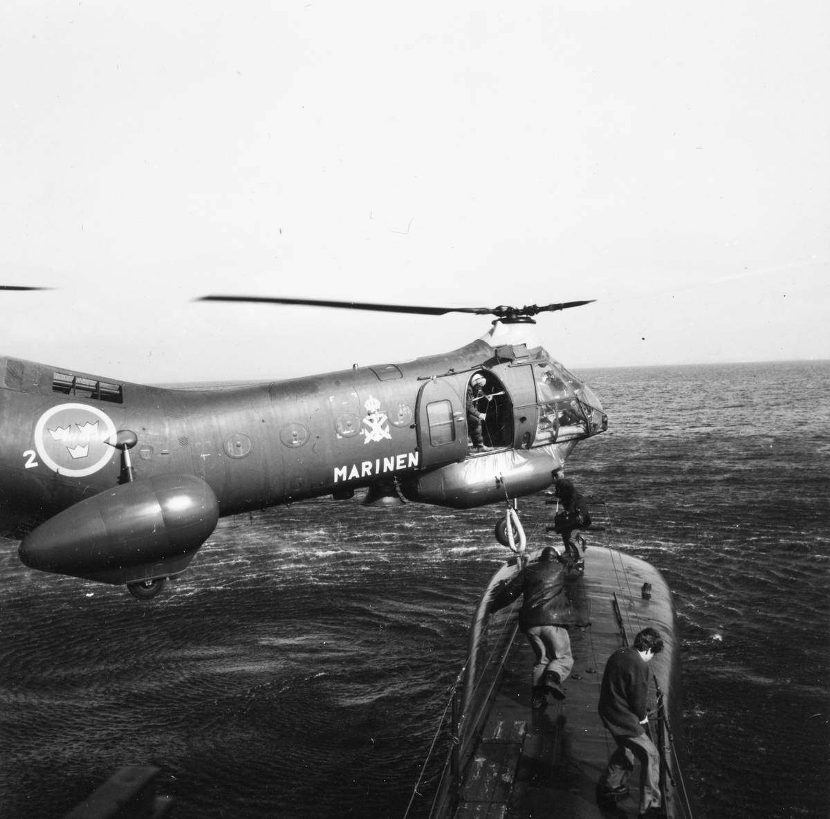 Helikopter vid U-båten Makrillen till sjöss.