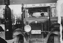 F. Severin Hegles lastebil fra ca. 1933 på Esso-stasjonen i 
