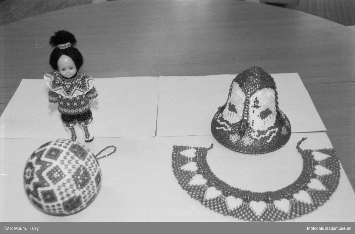 Utställning med pärlbroderier på Kållereds bibliotek, år 1985.

För mer information om bilden se under tilläggsinformation.