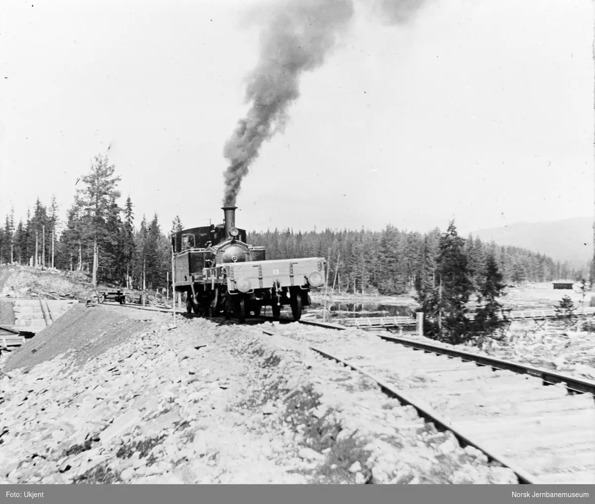 Damplokomotiv med grusvogn under anlegget ved Trevatn
