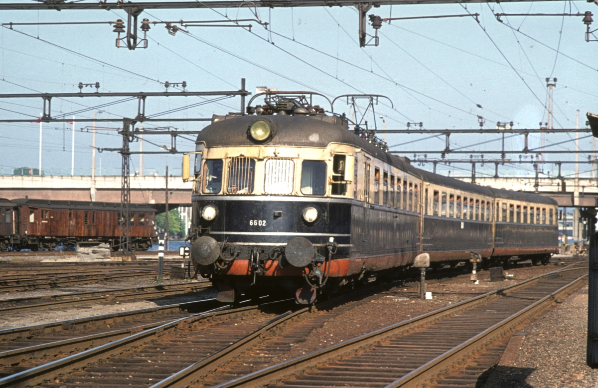 Hurtigtog 811 Oslo V - Larvik kjører ut fra Drammen stasjon. NSB elektrisk ekspresstog type 66. Motorvogn BM 66 02.