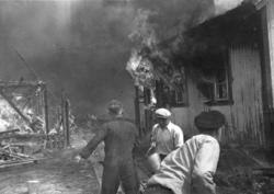 Tapetfabrikken til Midling Jensen på Tåtøy brenner.