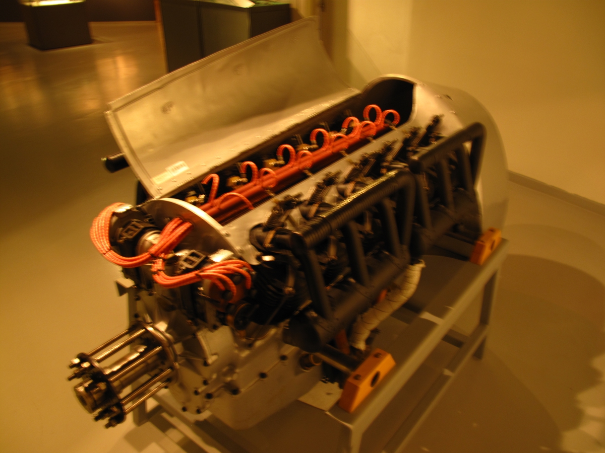 Motoren er en luftavkjølt V-motor med 12 sylindre. Sylindervolum på 13,5 liter, og yter 130 Hk ved 1800 omdreininger. Ble brukt i Farman.