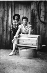 Familien Omdal driver med smørkinning, Øyslebø.
Brukerkomme