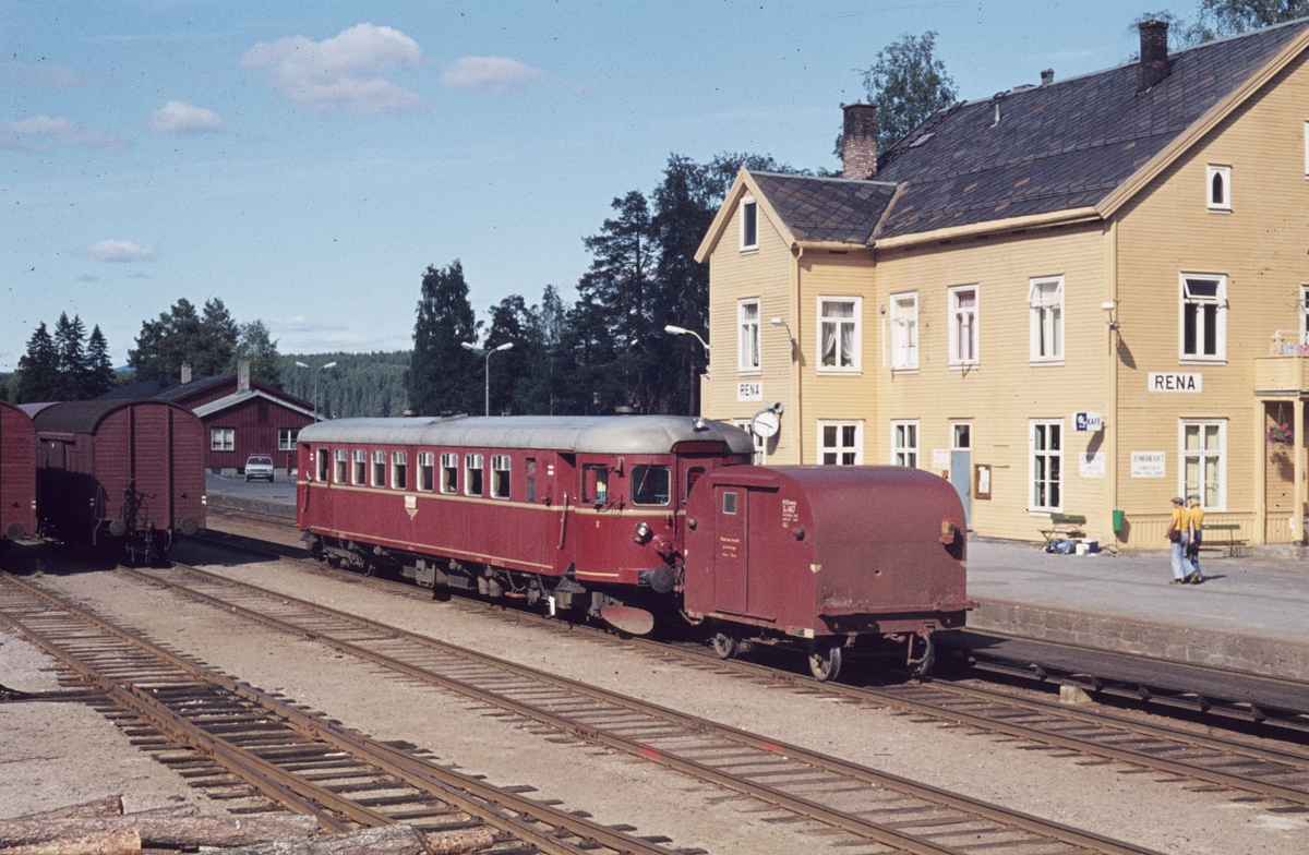 Persontog til Koppang på Rena stasjon. Motorvogn type BM 86 og tilhenger type Gx.