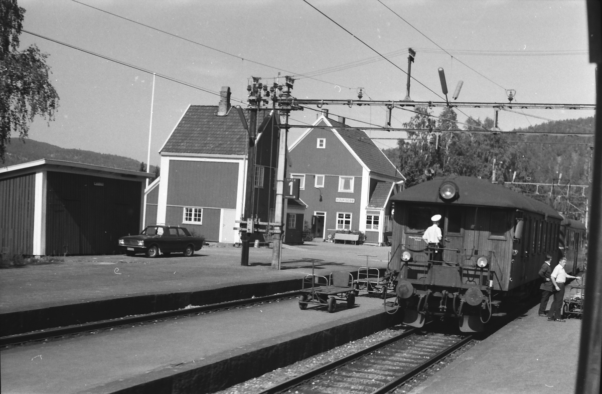Hjuksebø stasjon. Lokaltog NSB elektrisk motorvognsett type 65 med motorvogn og styrevogn.