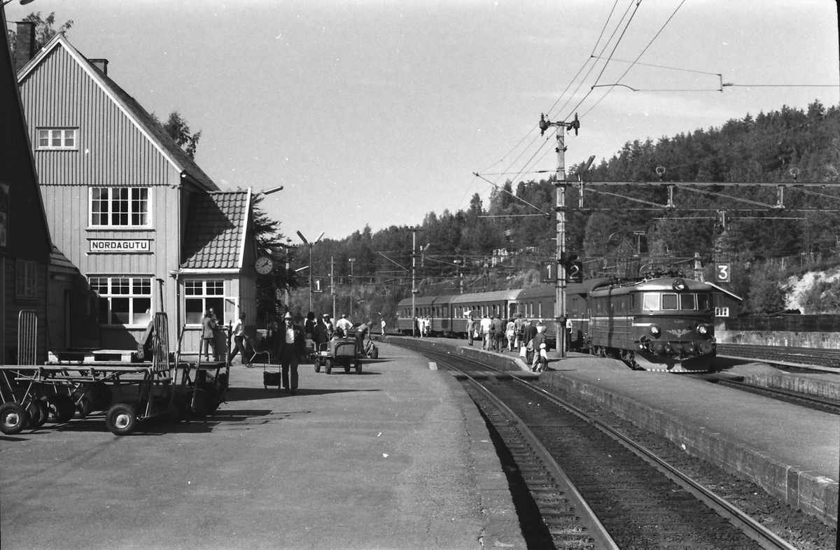 Tog 501, Oslo Ø - Skien over Kongsberg, stopper på Nordagutu stasjon. Elektrisk lokomotiv type El 11 og vogner type 3.