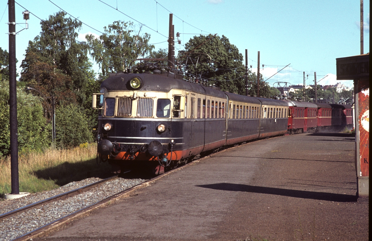 Hurtigtog 811 Oslo V - Larvik passerer Skøyen stasjon. NSB elektrisk motorvognsett type 66 og 68A. Bakre sett ble koblet av i Drammen og gikk videre til Vestfossen.