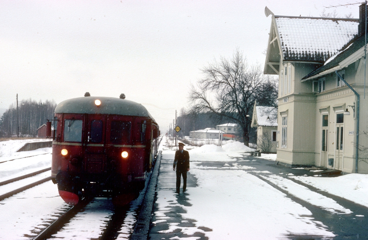 Persontog 1081 Kongsvinger - Elverum på Grinder stasjon. NSB dieselmotorvognsett type 86. Styrevogn BDFS 86 65.