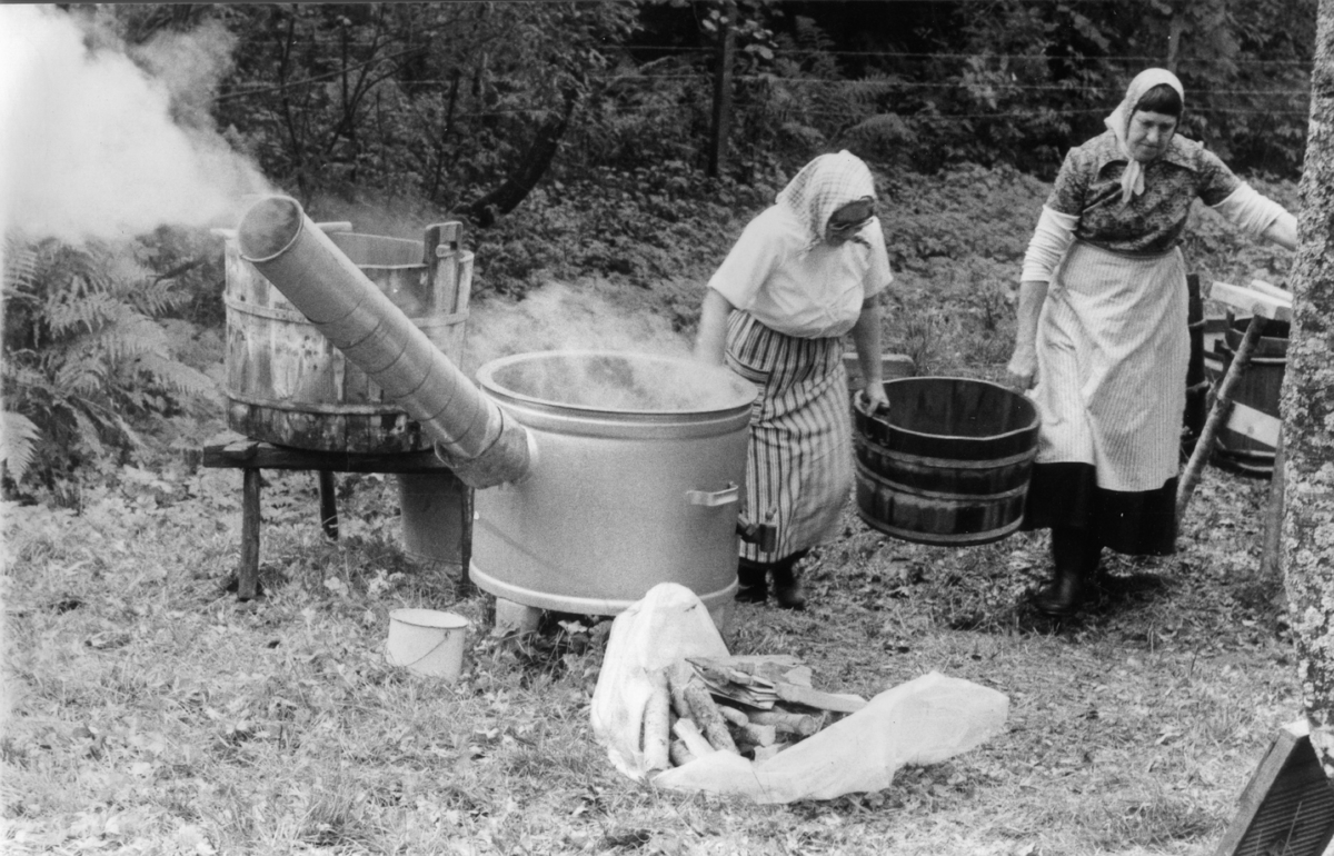 Tvärred, Onsered. Maj Larsson och Maud Broman bykar tvätt vid hembygdsgården